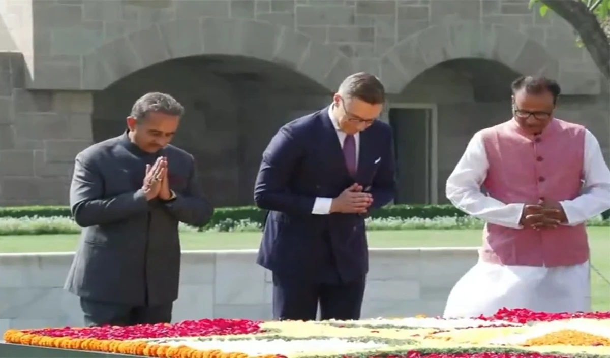 Rajghat पर गांधी को नमन, President Alexander Stubb के दौरे से भारत-Finland संबंधों को मिलेगी नई ऊर्जा Rajghat पर गांधी को नमन, President Alexander Stubb के दौरे से भारत-Finland संबंधों को मिलेगी नई ऊर्जा
