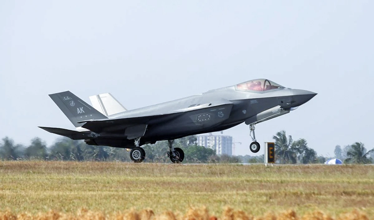 US F-35 Emergency Landing Iran | पेंटागन में इमरजेंसी मीटिंग! क्या ईरान ने खोज ली अजेय F-35 की काट? रडार से बचने की तकनीक पर सवाल US F-35 Emergency Landing Iran | पेंटागन में इमरजेंसी मीटिंग! क्या ईरान ने खोज ली अजेय F-35 की काट? रडार से बचने की तकनीक पर सवाल