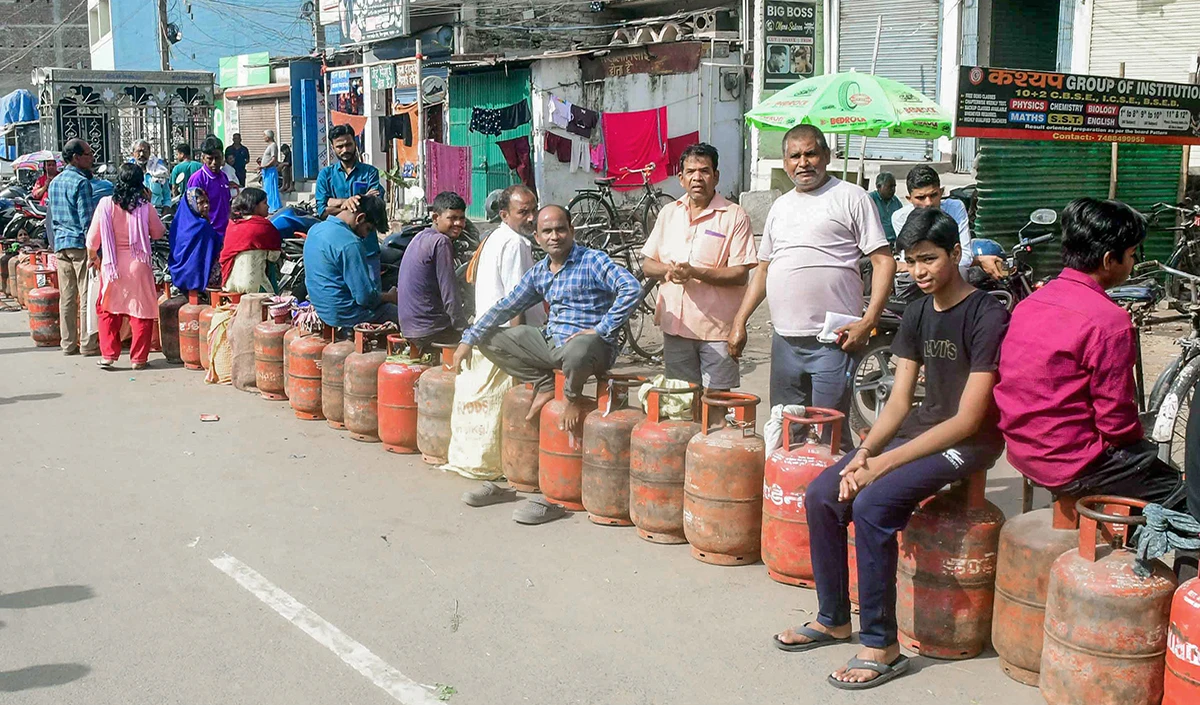 गैस की कतारों से उठते सवाल: कितनी सुरक्षित है भारत की ऊर्जा व्यवस्था? गैस की कतारों से उठते सवाल: कितनी सुरक्षित है भारत की ऊर्जा व्यवस्था?