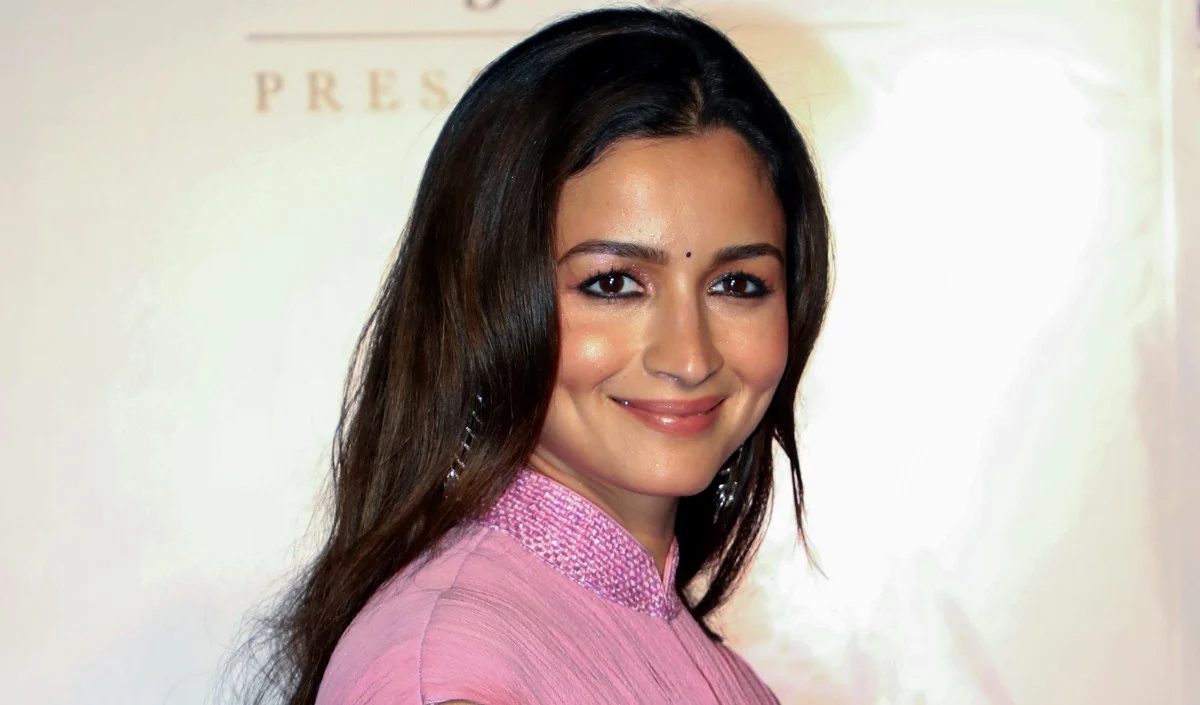Alia Bhatt की AI तस्वीरों का पाकिस्तानी ब्रांड ने किया इस्तेमाल, भड़के फैंस बोले- ‘ये कानूनी मुसीबत बुला रहे हैं’ Alia Bhatt की AI तस्वीरों का पाकिस्तानी ब्रांड ने किया इस्तेमाल, भड़के फैंस बोले- 'ये कानूनी मुसीबत बुला रहे हैं'