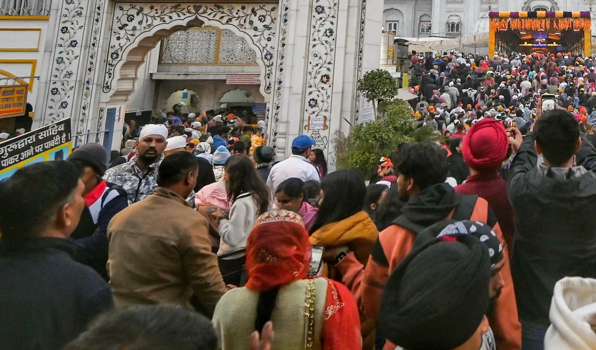 Germany Gurdwara Clash | गुरुद्वारे के भीतर खूनी संघर्ष! कृपाण, बंदूक और पेपर स्प्रे से हमला, 11 लोग हुए लहूलुहान | VIDEO Germany Gurdwara Clash | गुरुद्वारे के भीतर खूनी संघर्ष! कृपाण, बंदूक और पेपर स्प्रे से हमला, 11 लोग हुए लहूलुहान | VIDEO