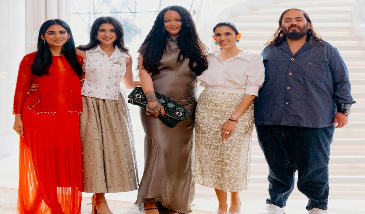 Mumbai में Rihanna का देसी स्वैग, अंबानी परिवार संग की आरती, फूलों से खेली होली Mumbai में Rihanna का देसी स्वैग, अंबानी परिवार संग की आरती, फूलों से खेली होली