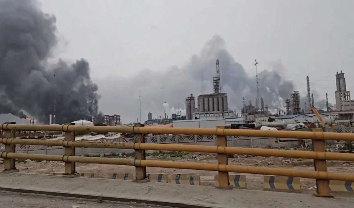 इजरायली हमलों का बड़ा असर, Iran ने Petrochemical Export पर लगाया Full Ban इजरायली हमलों का बड़ा असर, Iran ने Petrochemical Export पर लगाया Full Ban