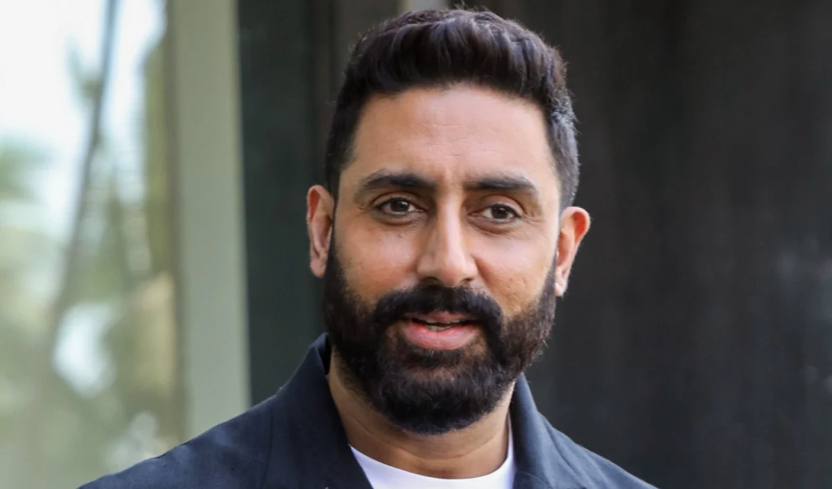 King के सेट से Abhishek Bachchan का खूंखार लुक लीक! हाथ में शॉटगन और ग्रे ओवरकोट में ‘विलेन’ बने King के सेट से Abhishek Bachchan का खूंखार लुक लीक! हाथ में शॉटगन और ग्रे ओवरकोट में 'विलेन' बने