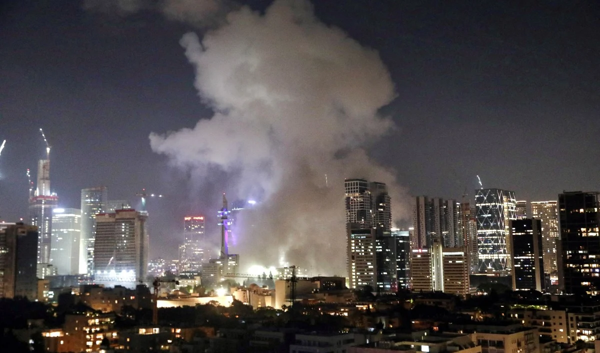 Missile Attack UAE | खाड़ी में फिर मंडराए युद्ध के बादल! यूएई पर मिसाइल और ड्रोन हमला, होर्मुज़ में अमेरिकी जहाजों पर गोलाबारी Missile Attack UAE | खाड़ी में फिर मंडराए युद्ध के बादल! यूएई पर मिसाइल और ड्रोन हमला, होर्मुज़ में अमेरिकी जहाजों पर गोलाबारी