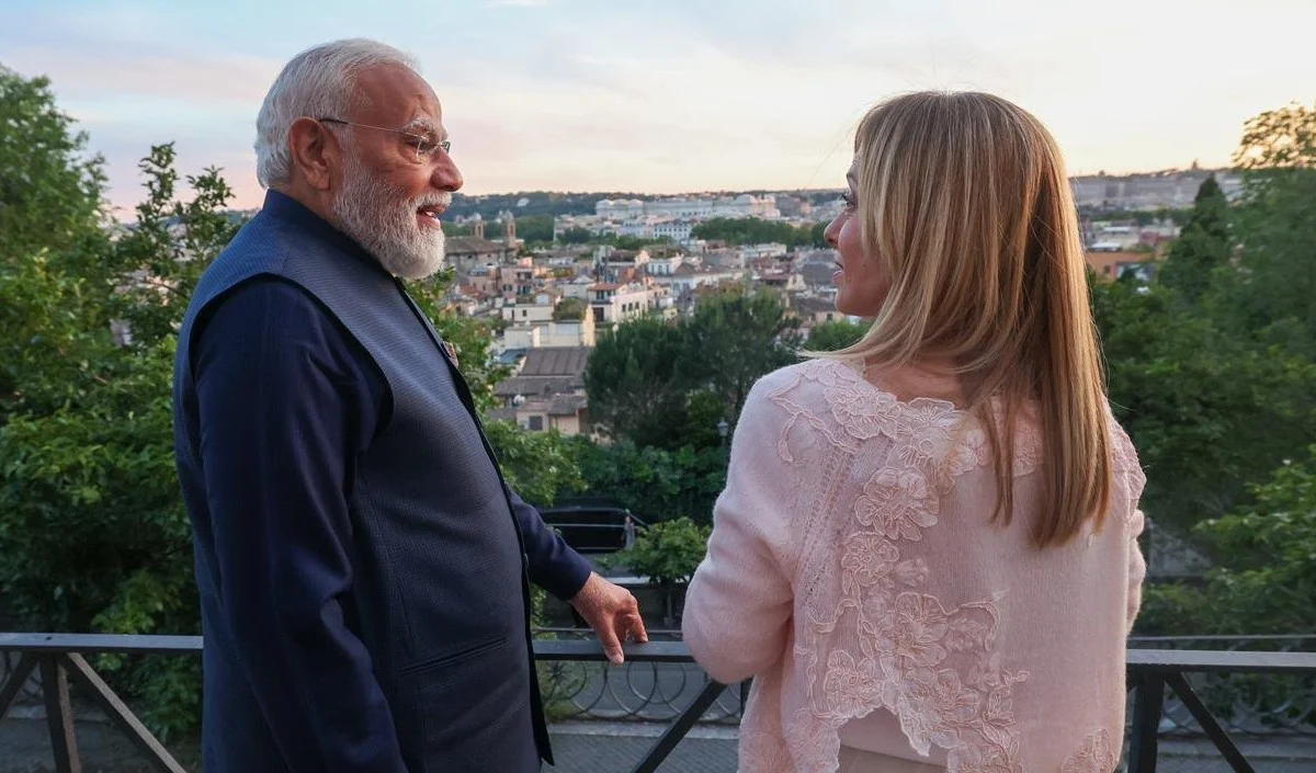 PM Modi Meeting with Giorgia Meloni | रोम में कूटनीति और दोस्ती का अनोखा संगम! पीएम मोदी ने मेलोनी के साथ कोलोसियम में बिताए खास पल PM Modi Meeting with Giorgia Meloni | रोम में कूटनीति और दोस्ती का अनोखा संगम! पीएम मोदी ने मेलोनी के साथ कोलोसियम में बिताए खास पल