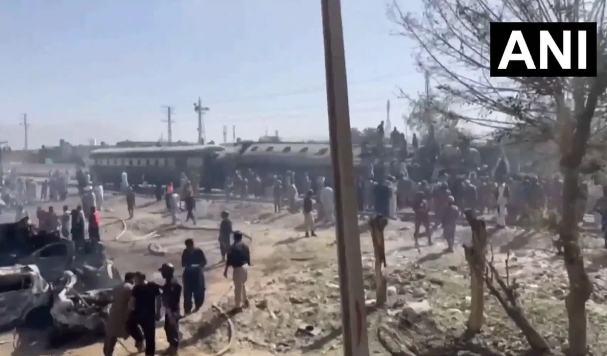 Quetta Train Blast: ईद की खुशियां मातम में बदलीं, Suicide Bomber ने ट्रेन के उड़ाए परखच्चे, 24 जवानों की मौत Quetta Train Blast: ईद की खुशियां मातम में बदलीं, Suicide Bomber ने ट्रेन के उड़ाए परखच्चे, 24 जवानों की मौत