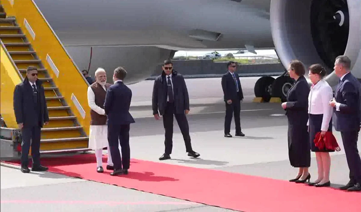 आसमान में Gripen Jets और एयरपोर्ट पर PM Ulf Kristersson, Sweden में PM Modi का हुआ ग्रैंड वेलकम आसमान में Gripen Jets और एयरपोर्ट पर PM Ulf Kristersson, Sweden में PM Modi का हुआ ग्रैंड वेलकम