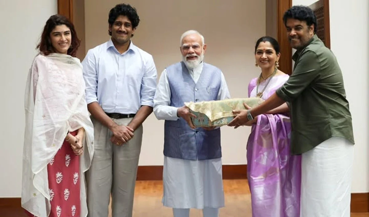 खुशबू सुंदर ने PM नरेंद्र मोदी से की मुलाक़ात, बेटी अवंतिका की शादी का दिया न्योता खुशबू सुंदर ने PM नरेंद्र मोदी से की मुलाक़ात, बेटी अवंतिका की शादी का दिया न्योता