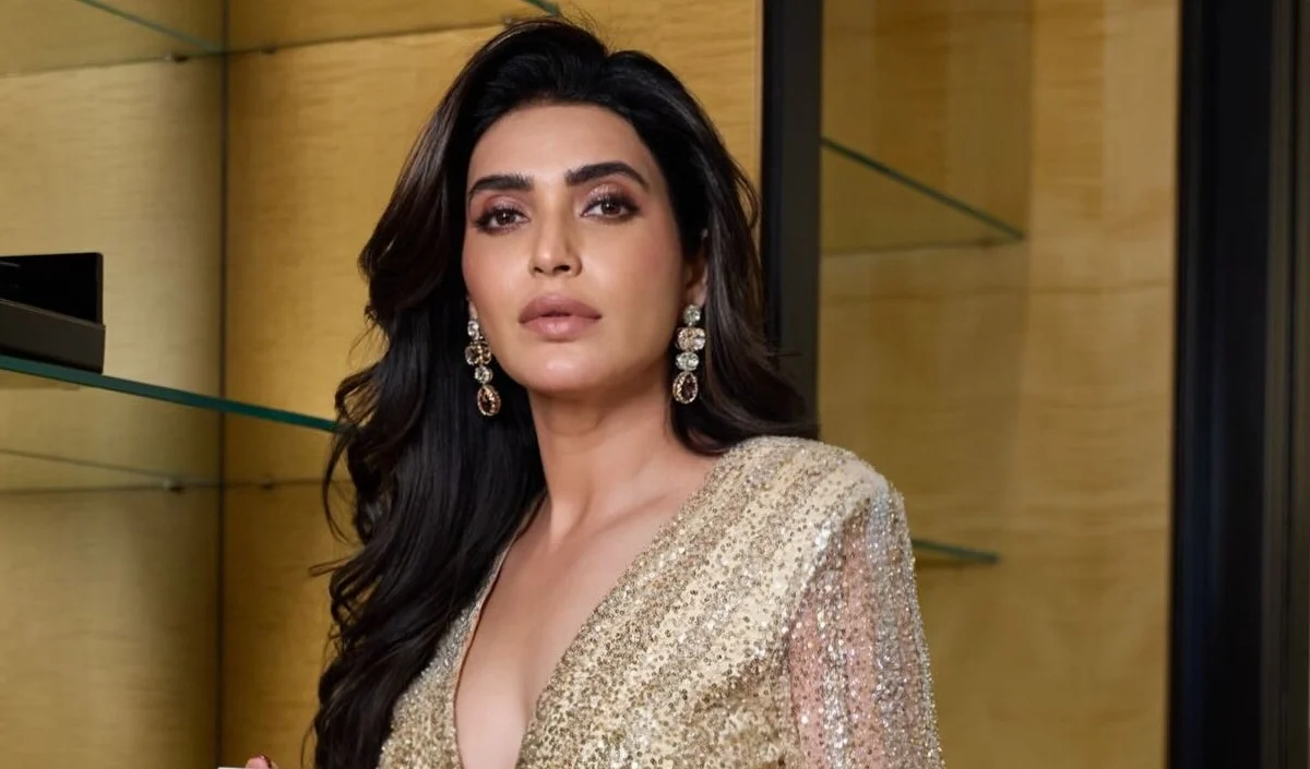 भजन-कीर्तन के साथ हुई Karishma Tanna गोद भराई की रस्में, पिंक साड़ी में छाया Mom-To-Be का ग्लो भजन-कीर्तन के साथ हुई Karishma Tanna गोद भराई की रस्में, पिंक साड़ी में छाया Mom-To-Be का ग्लो