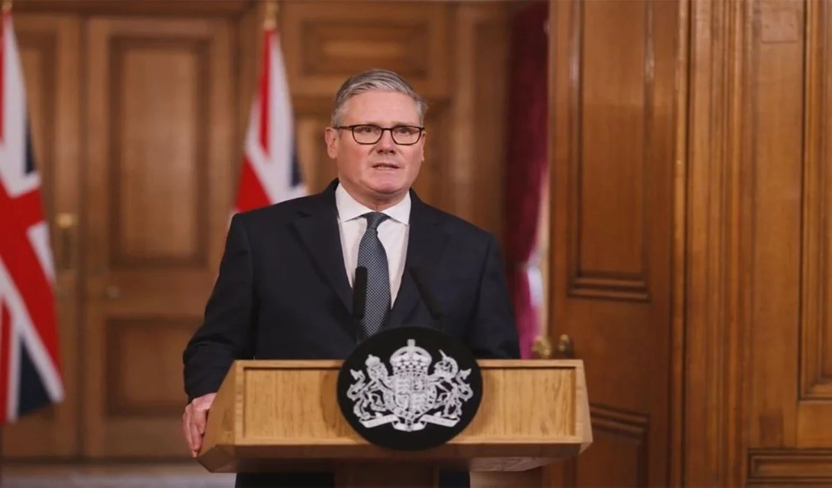 10 Downing Street से Keir Starmer की भावुक विदाई, बोले- मैंने हमेशा UK को पहले रखा 10 Downing Street से Keir Starmer की भावुक विदाई, बोले- मैंने हमेशा UK को पहले रखा