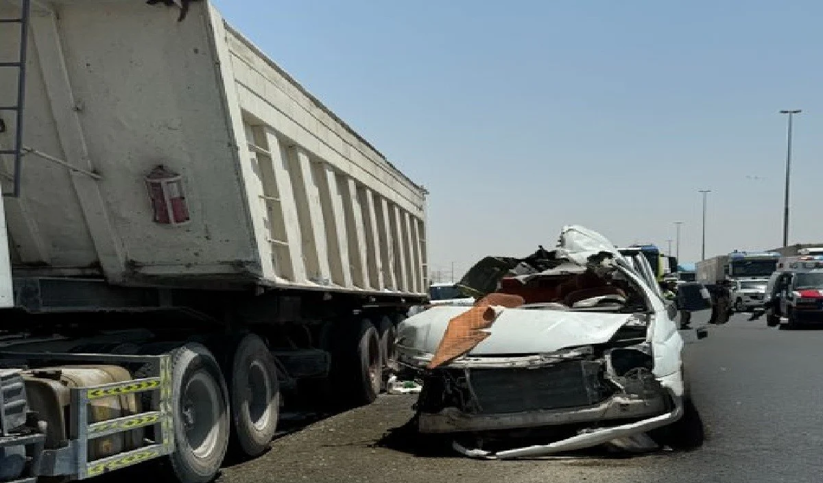 Dubai में भीषण Road Accident, रुके ट्रक से टकराई बस, कई भारतीय कामगारों की दर्दनाक मौत Dubai में भीषण Road Accident, रुके ट्रक से टकराई बस, कई भारतीय कामगारों की दर्दनाक मौत