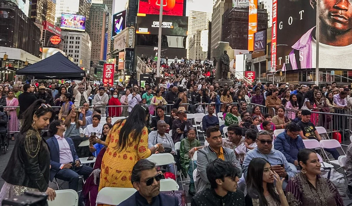 Times Square Shooting Video | टाइम्स स्क्वायर में अंधाधुंध गोलीबारी से मची भारी भगदड़! जश्न के बीच चलीं गोलियां, 17 वर्षीय संदिग्ध गिरफ्तार Times Square Shooting Video | टाइम्स स्क्वायर में अंधाधुंध गोलीबारी से मची भारी भगदड़! जश्न के बीच चलीं गोलियां, 17 वर्षीय संदिग्ध गिरफ्तार