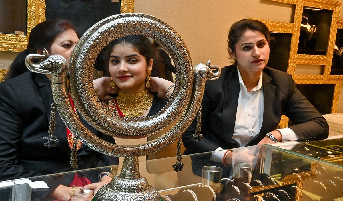 Wedding Season शुरू हो गया, Iran-US War खत्म हो गयी, क्या अब Gold Jewellery को खरीदना सही रहेगा? Wedding Season शुरू हो गया, Iran-US War खत्म हो गयी, क्या अब Gold Jewellery को खरीदना सही रहेगा?