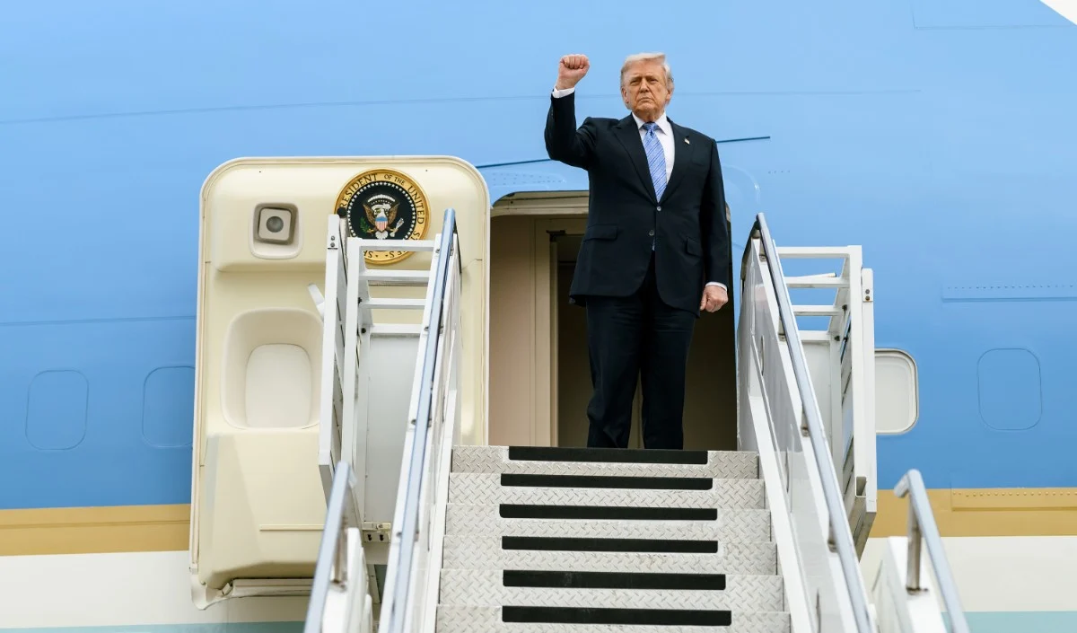 आसमानी रंग हुआ पुराना, Donald Trump ने American Flag के रंगों में रंगवाया नया Air Force One आसमानी रंग हुआ पुराना, Donald Trump ने American Flag के रंगों में रंगवाया नया Air Force One