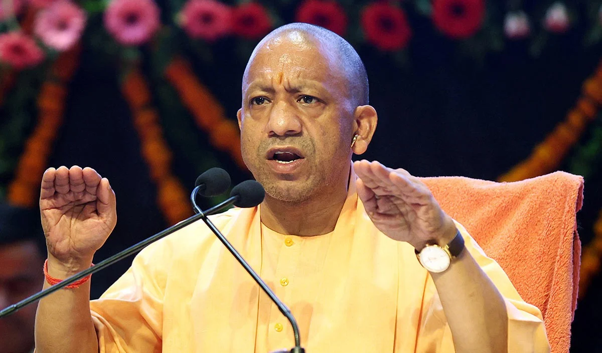 सनातन व नारी सम्मान पर बड़ी लकीर खींचते योगी आदित्यनाथ सनातन व नारी सम्मान पर बड़ी लकीर खींचते योगी आदित्यनाथ
