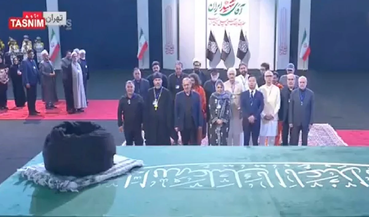 Ali Khamenei Funeral: जनाजा, कफन और ईरानियों का वलवला, अली खामेनेई को अंतिम विदाई, भारतीय प्रतिनिधिमंडल ने दी श्रद्धांजलि Ali Khamenei Funeral: जनाजा, कफन और ईरानियों का वलवला, अली खामेनेई को अंतिम विदाई, भारतीय प्रतिनिधिमंडल ने दी श्रद्धांजलि