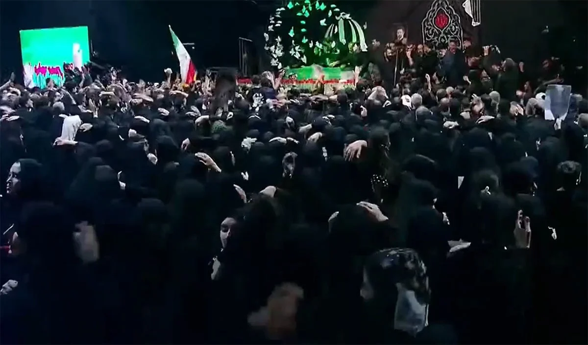 Ali Khamenei के जनाजे में उमड़ा जनसैलाब, ताबूत पर लाल झंडे ने खींचा दुनिया का ध्यान, बेटे Mojtaba Khamenei की अनपुस्थिति भी चर्चा का विषय Ali Khamenei के जनाजे में उमड़ा जनसैलाब, ताबूत पर लाल झंडे ने खींचा दुनिया का ध्यान, बेटे Mojtaba Khamenei की अनपुस्थिति भी चर्चा का विषय
