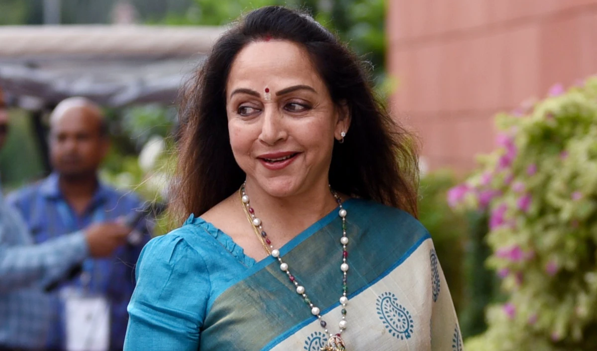 Hema Malini की बायोपिक में ‘ड्रीम गर्ल’ बनेंगी Deepika Padukone? आलिया-करीना के बजाय सीनियर एक्ट्रेस ने जताई अपनी पसंद Hema Malini की बायोपिक में 'ड्रीम गर्ल' बनेंगी Deepika Padukone? आलिया-करीना के बजाय सीनियर एक्ट्रेस ने जताई अपनी पसंद