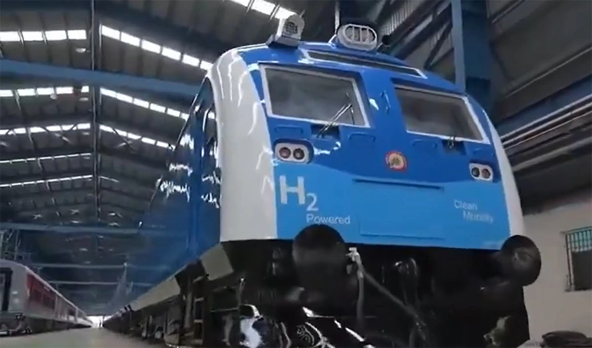 India First Hydrogen Powered Train धुएं की जगह पानी छोड़ेगी, बिना डीजल और बिना ओवरहेड तार के इस तरह दौड़ेगी ट्रेन India First Hydrogen Powered Train धुएं की जगह पानी छोड़ेगी, बिना डीजल और बिना ओवरहेड तार के इस तरह दौड़ेगी ट्रेन
