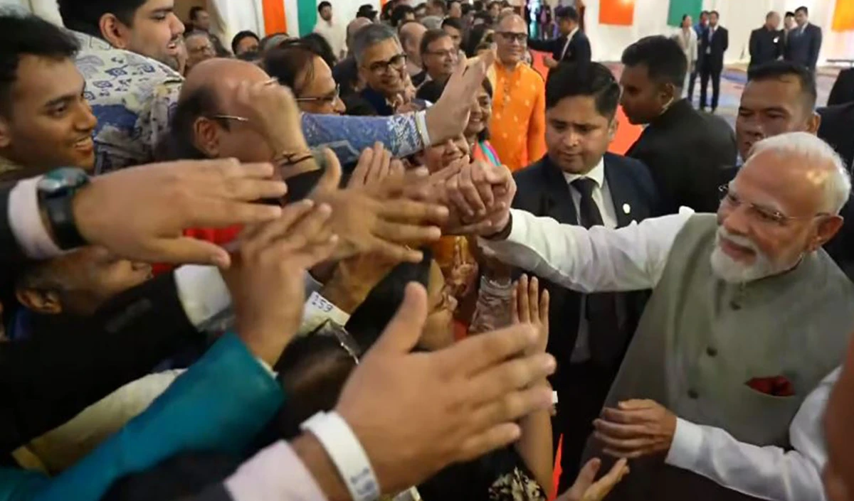 Jakarta में ‘मोदी-मोदी’ के नारों से गूंजा एयरपोर्ट, Indian Community ने किया PM का भव्य स्वागत Jakarta में 'मोदी-मोदी' के नारों से गूंजा एयरपोर्ट, Indian Community ने किया PM का भव्य स्वागत