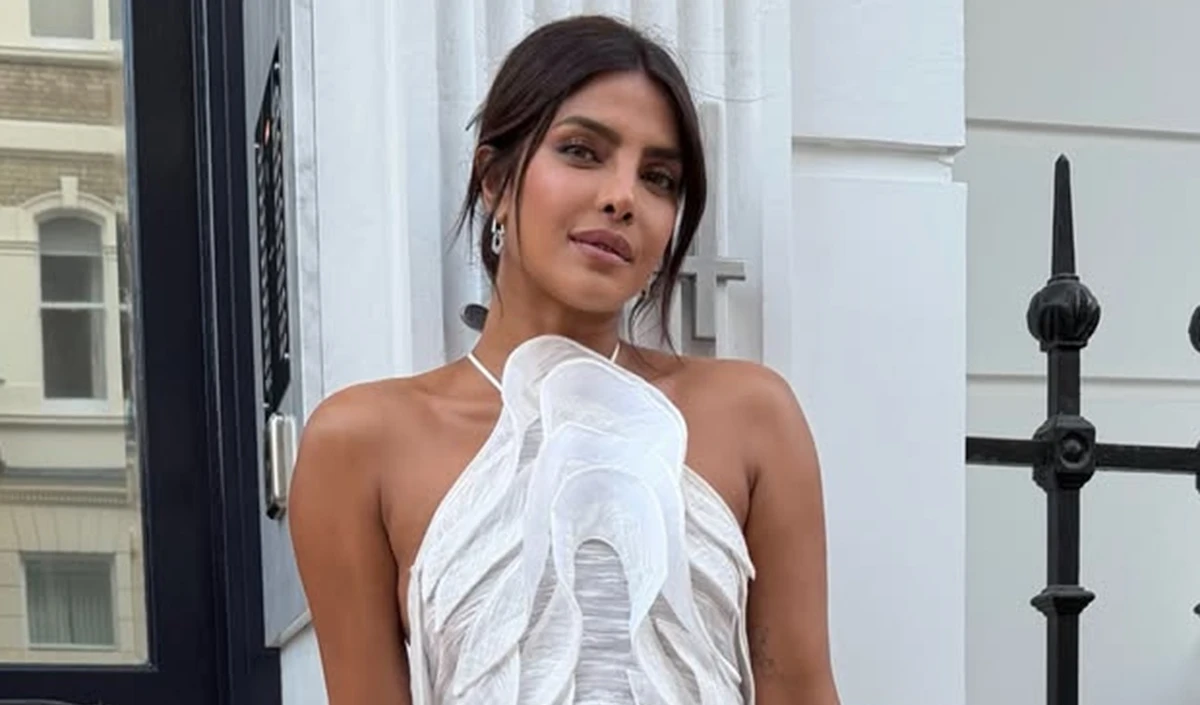 London में Priyanka Chopra को मिली नई हेल्पर, बेटी मालती ने पापा Nick Jonas की कर दी छुट्टी! London में Priyanka Chopra को मिली नई हेल्पर, बेटी मालती ने पापा Nick Jonas की कर दी छुट्टी!