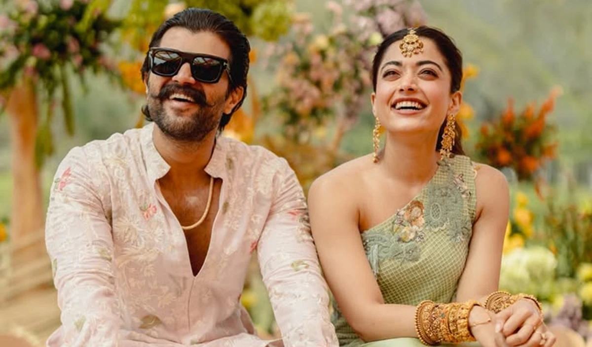 Rashmika Mandanna ने Ranabaali में Vijay Deverakonda के लुक को बताया ‘बेहद डरावना’, तो पति विजय ने सुधारा- बोले ‘डरावना नहीं, दिव्य’ Rashmika Mandanna ने Ranabaali में Vijay Deverakonda के लुक को बताया 'बेहद डरावना', तो पति विजय ने सुधारा- बोले 'डरावना नहीं, दिव्य'