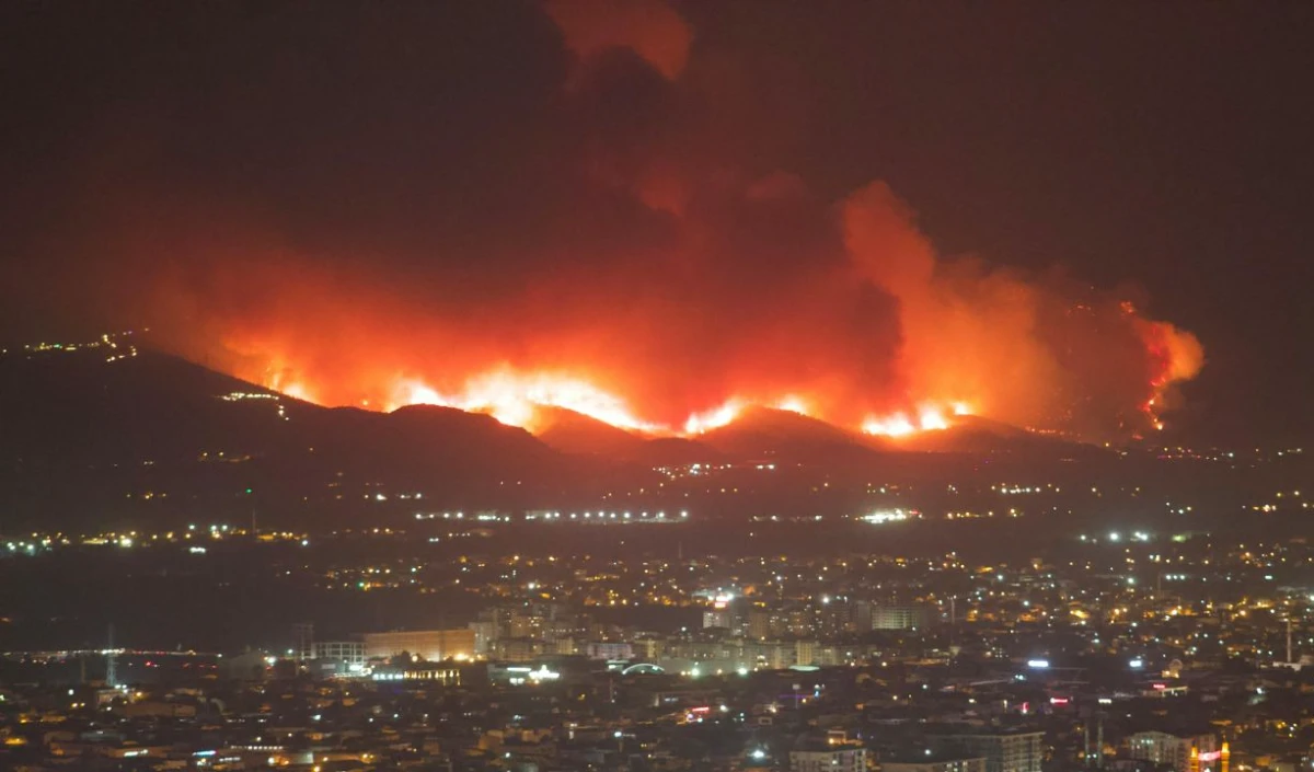Spain Fire Crisis: 70 हजार लोगों ने छोड़ा घर, Madrid में धुएं का गुबार, प्रशासन ने जारी किया Emergency Alert Spain Fire Crisis: 70 हजार लोगों ने छोड़ा घर, Madrid में धुएं का गुबार, प्रशासन ने जारी किया Emergency Alert