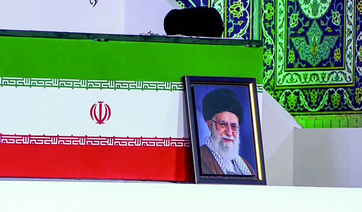 Tehran की सड़कों पर Khamenei के लिए उमड़ा जनसैलाब, ‘अमेरिका मुर्दाबाद’ के नारों से गूंजा ईरान Tehran की सड़कों पर Khamenei के लिए उमड़ा जनसैलाब, 'अमेरिका मुर्दाबाद' के नारों से गूंजा ईरान