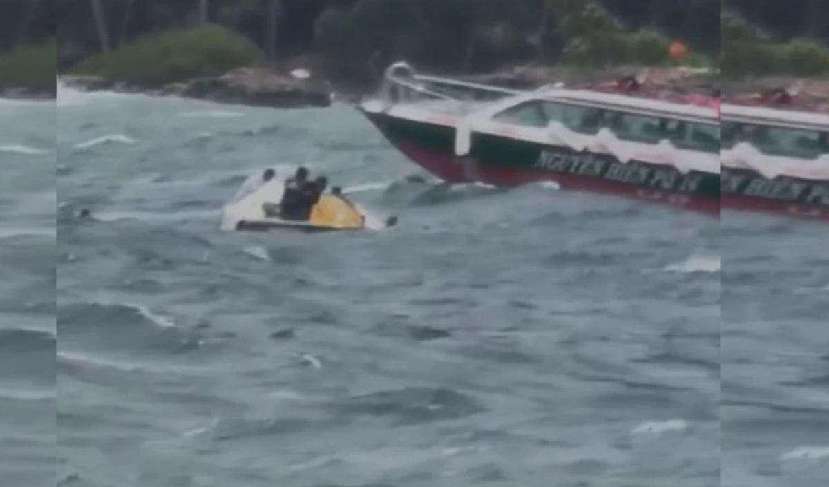 Vietnam Boat Accident: 15 भारतीयों के शवों की दर्दनाक घर वापसी, Mumbai पहुंचे पार्थिव शरीर Vietnam Boat Accident: 15 भारतीयों के शवों की दर्दनाक घर वापसी, Mumbai पहुंचे पार्थिव शरीर
