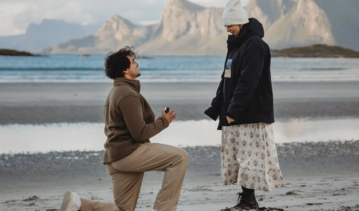 Viral Video: डायरेक्टर Imtiaz Ali की बेटी Ida Ali ने की सगाई, Norway में बॉयफ्रेंड ने घुटनों पर बैठ पहनाई डायमंड रिंग Viral Video: डायरेक्टर Imtiaz Ali की बेटी Ida Ali ने की सगाई, Norway में बॉयफ्रेंड ने घुटनों पर बैठ पहनाई डायमंड रिंग