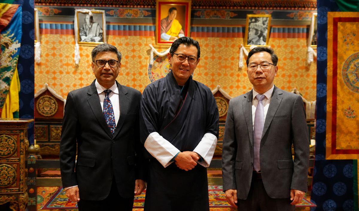 Vishwakhabram: चीन के बाद सीधे Bhutan पहुँचे विदेश सचिव Vikram Misri, India की Himalayan रणनीति में बड़ा बदलाव! Vishwakhabram: चीन के बाद सीधे Bhutan पहुँचे विदेश सचिव Vikram Misri, India की Himalayan रणनीति में बड़ा बदलाव!