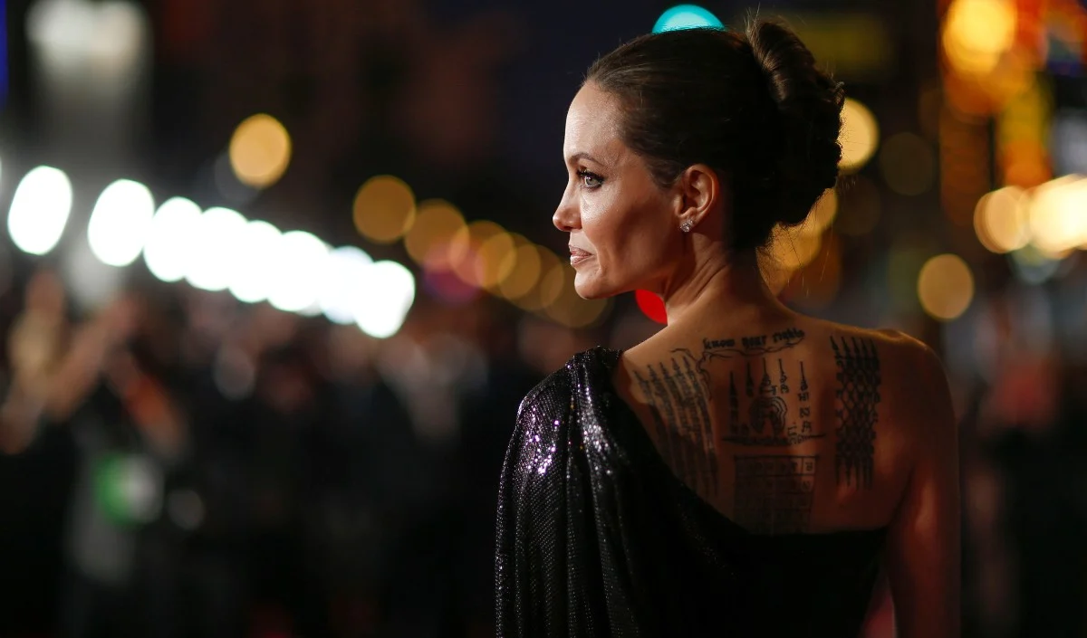 एक दशक बाद Angelina Jolie का छलका दर्द, Brad Pitt से तलाक के बाद से ‘सिंगल’ है, जाहिर की अपनीये ख्वाहिश एक दशक बाद Angelina Jolie का छलका दर्द, Brad Pitt से तलाक के बाद से 'सिंगल' है, जाहिर की अपनीये ख्वाहिश