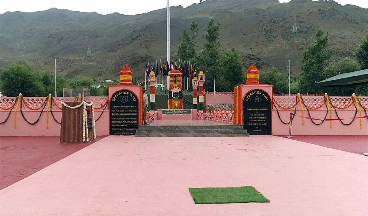 कारगिल के दुर्गम पर्वतों पर अदम्य साहस की अमर कहानी कारगिल के दुर्गम पर्वतों पर अदम्य साहस की अमर कहानी