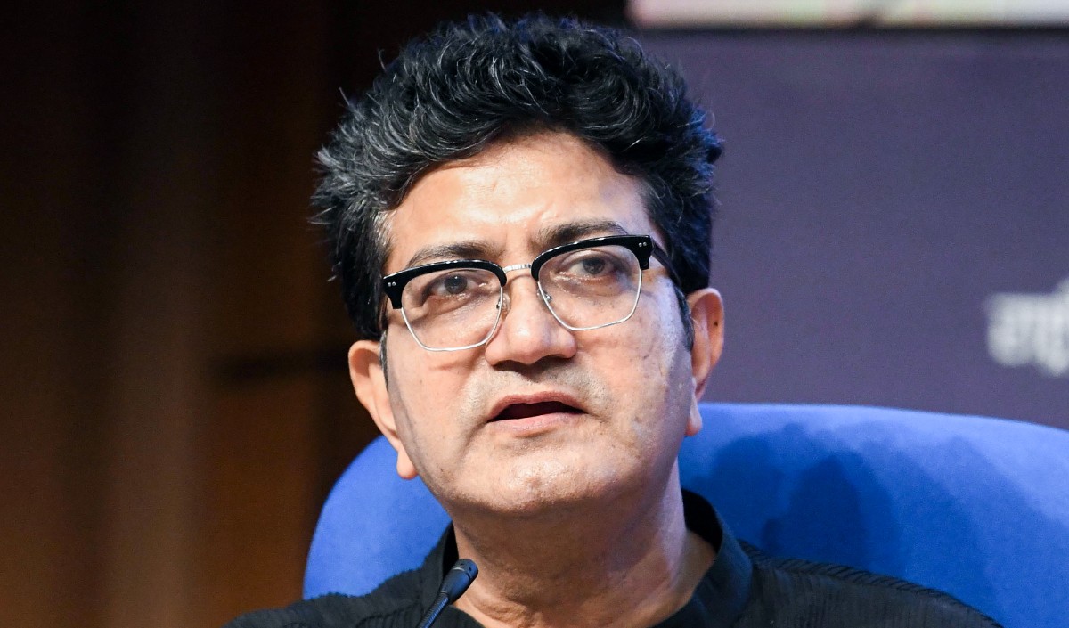भारतीय फिल्म उद्योग को मिलेगी नई उड़ान, केंद्र सरकार ने Prasoon Joshi की अध्यक्षता में बनाया हाई-लेवल स्टडी ग्रुप भारतीय फिल्म उद्योग को मिलेगी नई उड़ान, केंद्र सरकार ने Prasoon Joshi की अध्यक्षता में बनाया हाई-लेवल स्टडी ग्रुप
