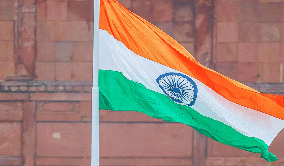 राष्ट्रीय ध्वज: राष्ट्र की अखंडता का अमर प्रतीक राष्ट्रीय ध्वज: राष्ट्र की अखंडता का अमर प्रतीक
