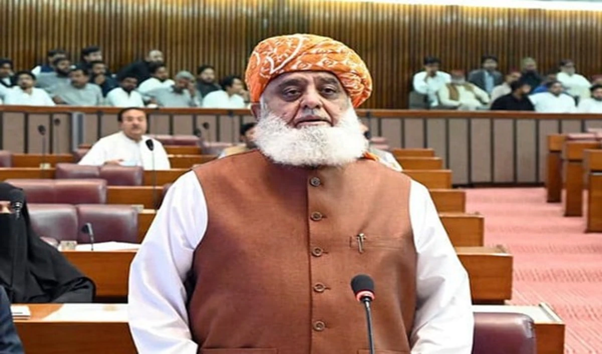 वर्दी उतारकर लड़ो चुनाव…Pakistan में सेना-सियासत में घमासान, Maulana Fazlur Rehman की Asim Munir को सीधी चुनौती वर्दी उतारकर लड़ो चुनाव...Pakistan में सेना-सियासत में घमासान, Maulana Fazlur Rehman की Asim Munir को सीधी चुनौती