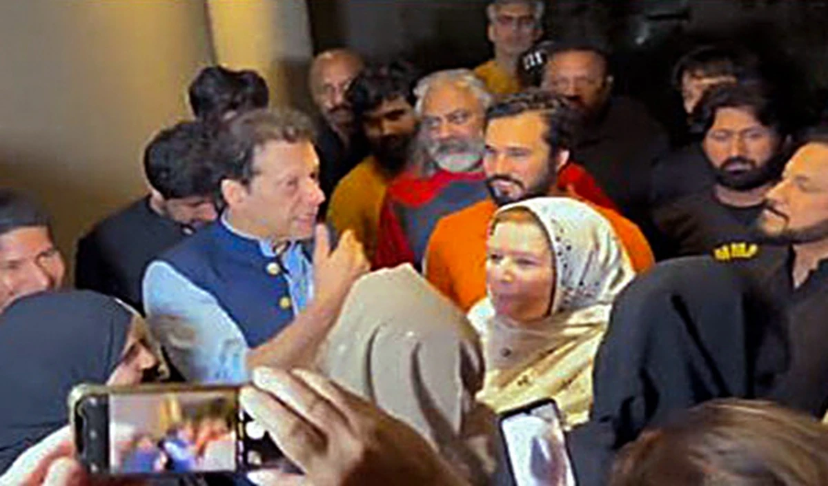 Adiala Jail में Imran Khan से मिलीं पत्नी और बहन, Pakistan SC के आदेश से हुआ 9 महीने बाद मिलन संभव Adiala Jail में Imran Khan से मिलीं पत्नी और बहन, Pakistan SC के आदेश से हुआ 9 महीने बाद मिलन संभव