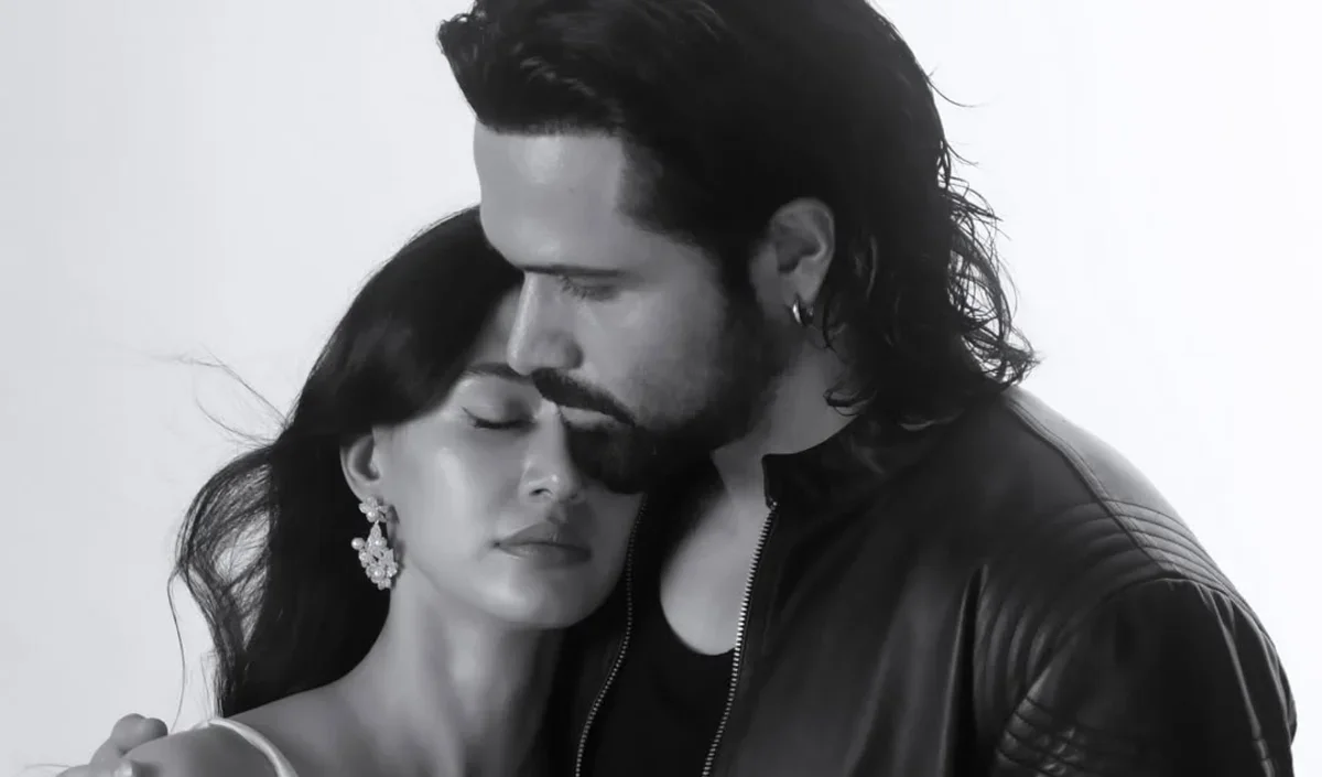 Awarapan 2 Public Review: सिनेमाघरों में रिलीज हुई Emraan Hashmi की फिल्म, फैंस को मिला एक खास सरप्राइज Awarapan 2 Public Review: सिनेमाघरों में रिलीज हुई Emraan Hashmi की फिल्म, फैंस को मिला एक खास सरप्राइज