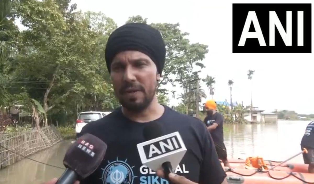 Global Sikhs के साथ मिलकर Assam में राहत कार्य कर रहे हैं Randeep Hooda, गुरुद्वारे में की प्रार्थना Global Sikhs के साथ मिलकर Assam में राहत कार्य कर रहे हैं Randeep Hooda, गुरुद्वारे में की प्रार्थना