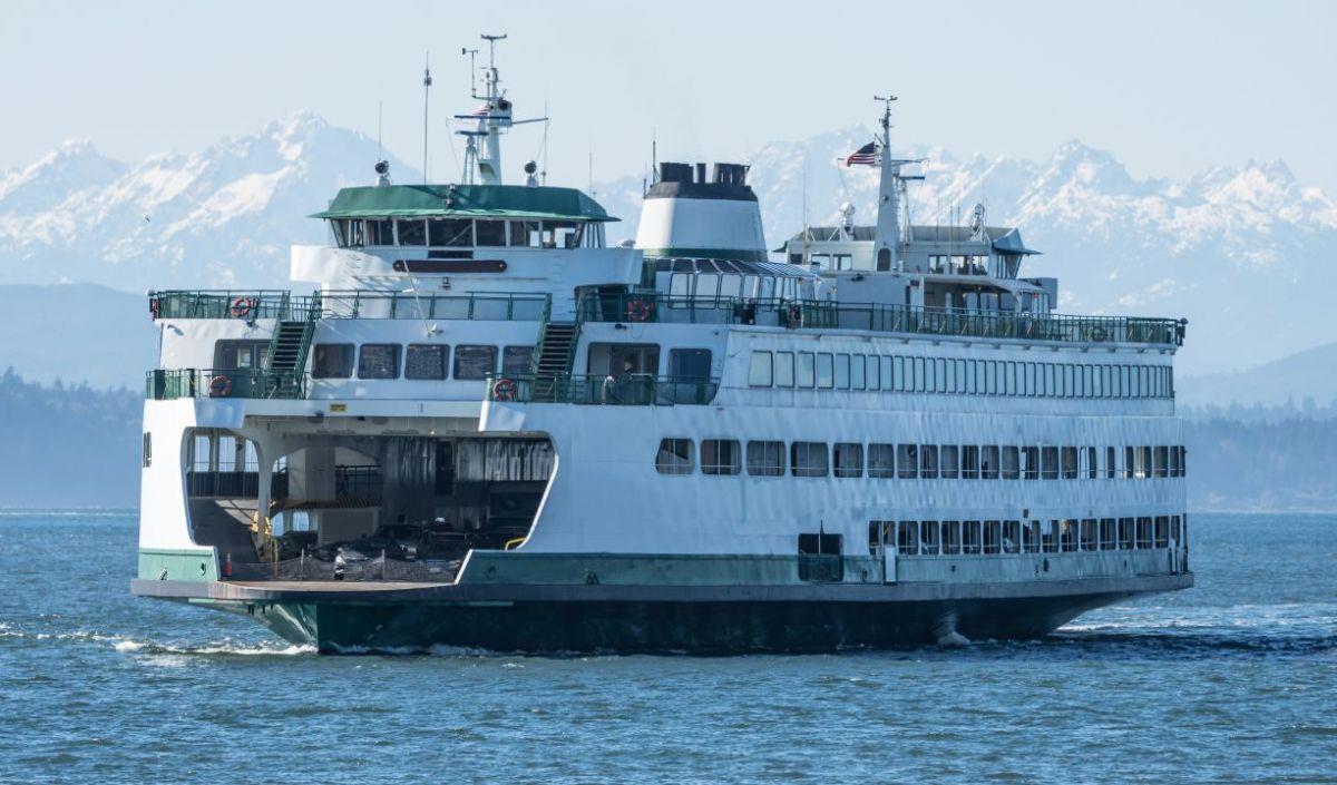 Indonesia में मदुरा द्वीप के पास Ferry में आग लगने से 5 लोगों की मौत, 41 लापता Indonesia में मदुरा द्वीप के पास Ferry में आग लगने से 5 लोगों की मौत, 41 लापता
