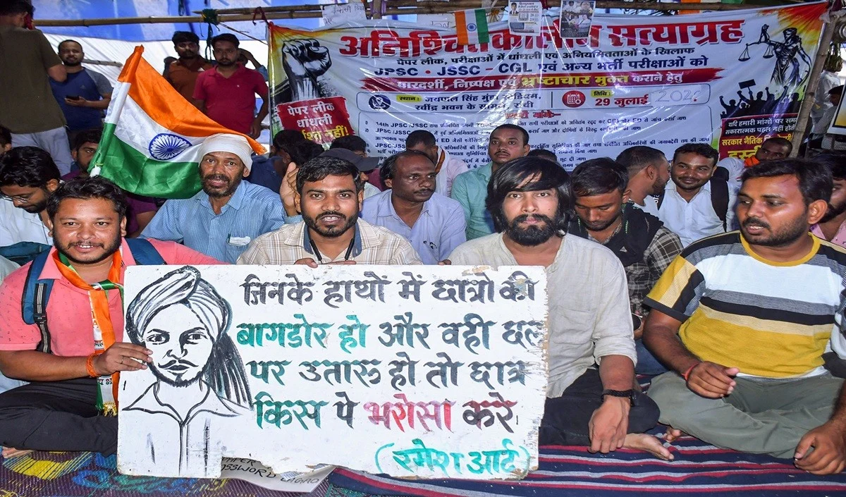 JPSC Exam Cancellation: झारखंड हाई कोर्ट ने Hemant Soren सरकार को दिया झटका, फैसले पर लगाई रोक JPSC Exam Cancellation: झारखंड हाई कोर्ट ने Hemant Soren सरकार को दिया झटका, फैसले पर लगाई रोक