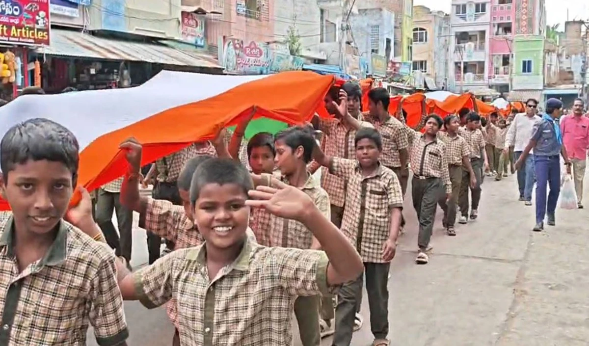 Markapuram में 330 फीट लंबे तिरंगे के साथ निकली Har Ghar Tiranga रैली, ASP Navjyoti Mishra ने युवाओं को किया प्रेरित Markapuram में 330 फीट लंबे तिरंगे के साथ निकली Har Ghar Tiranga रैली, ASP Navjyoti Mishra ने युवाओं को किया प्रेरित