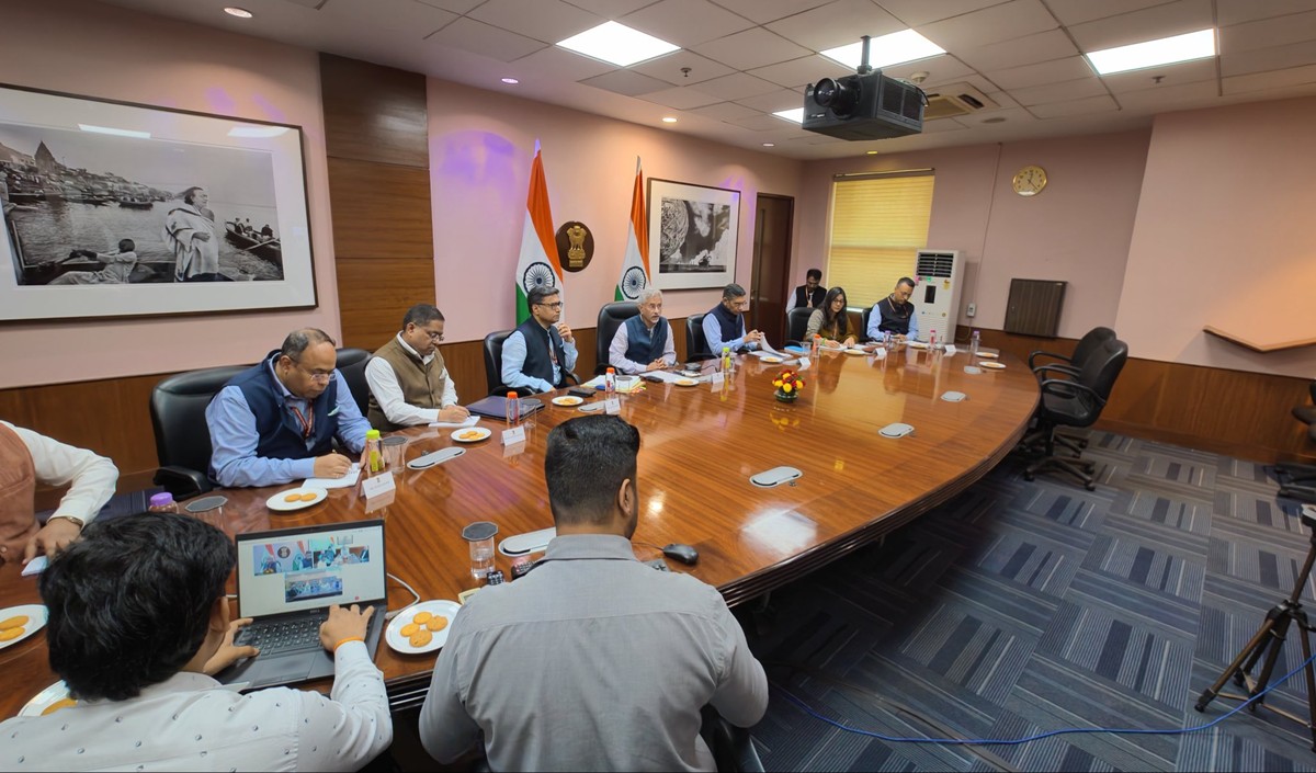 Nepal Flood Crisis: MEA अधिकारियों संग S Jaishankar की बड़ी बैठक, लापता भारतीयों की तलाश हुई तेज़ Nepal Flood Crisis: MEA अधिकारियों संग S Jaishankar की बड़ी बैठक, लापता भारतीयों की तलाश हुई तेज़