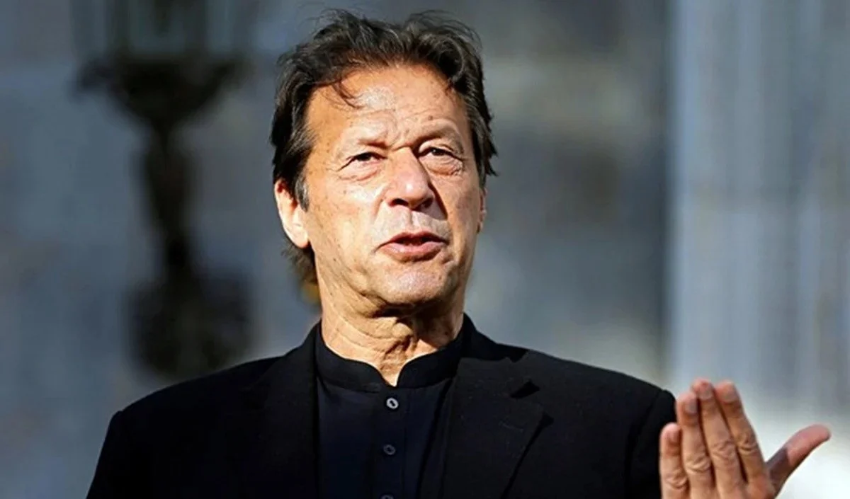 Pakistan: Imran Khan की आंखों पर पट्टी, Uzma Khan का जेल में प्रताड़ना का दावा Pakistan: Imran Khan की आंखों पर पट्टी, Uzma Khan का जेल में प्रताड़ना का दावा