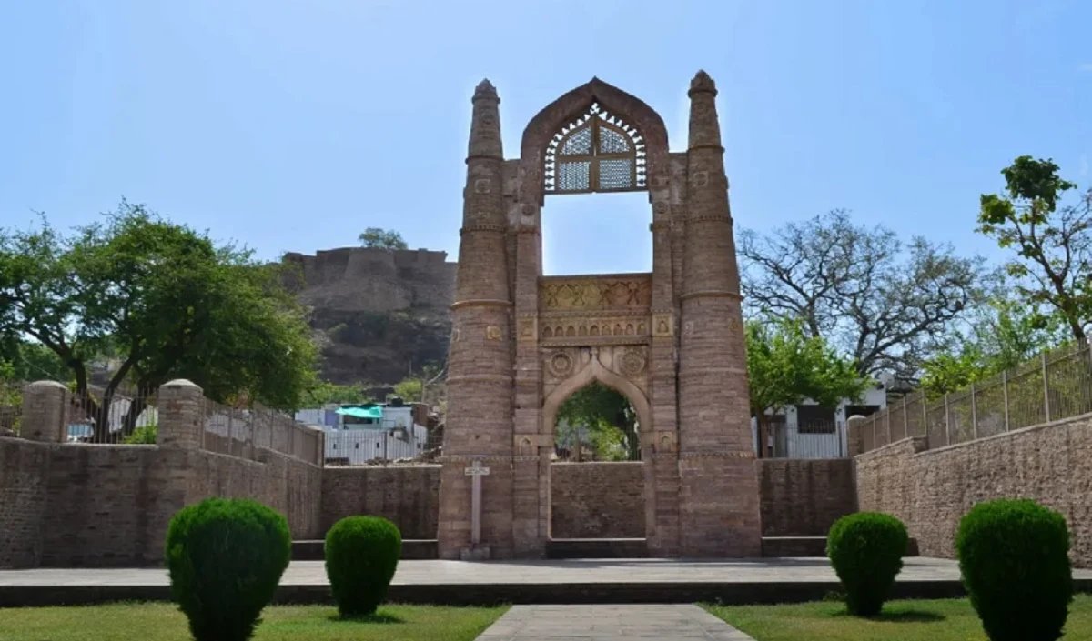 Travel Tips: चंदेरी में मौजूद है अमर प्रेम का यह ऐतिहासिक प्रतीक, जानिए चंदेरी की Best Places To Visit Travel Tips: चंदेरी में मौजूद है अमर प्रेम का यह ऐतिहासिक प्रतीक, जानिए चंदेरी की Best Places To Visit