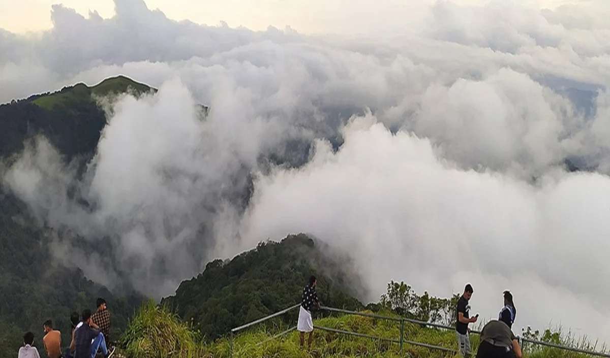 Travel Tips: बादलों के ऊपर बसा Zuluk गांव, Thambi View Point से दिखती है Kanchenjunga की दिव्य चोटियां Travel Tips: बादलों के ऊपर बसा Zuluk गांव, Thambi View Point से दिखती है Kanchenjunga की दिव्य चोटियां
