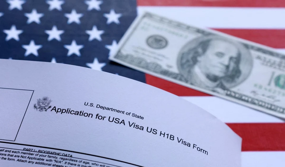US Visa Rules: H-1B और L-1 वीजा एक्सटेंशन पर अब देना होगा भारी शुल्क, Indian IT कंपनियों की बढ़ी टेंशन US Visa Rules: H-1B और L-1 वीजा एक्सटेंशन पर अब देना होगा भारी शुल्क, Indian IT कंपनियों की बढ़ी टेंशन