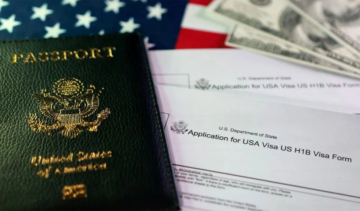 US Visa Rules: H-1B और OPT फीस बढ़ाने की तैयारी, Indian Professionals और छात्रों की बढ़ेगी परेशानी US Visa Rules: H-1B और OPT फीस बढ़ाने की तैयारी, Indian Professionals और छात्रों की बढ़ेगी परेशानी