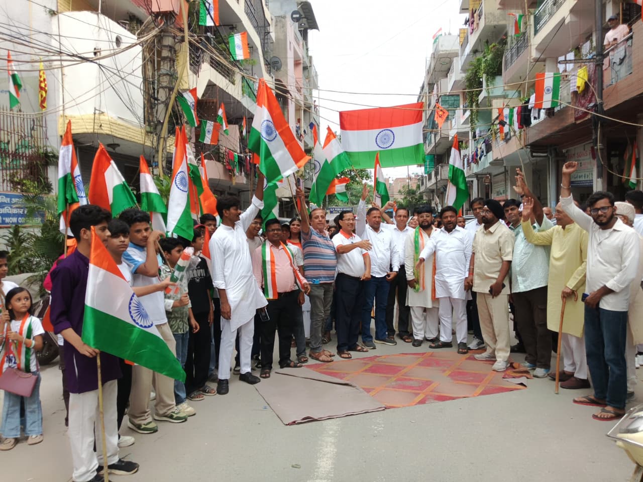 Black and White Family NGO की 100 मीटर लंबे तीसरी विशाल तिरंगा यात्रा में उमड़ा जनसैलाब